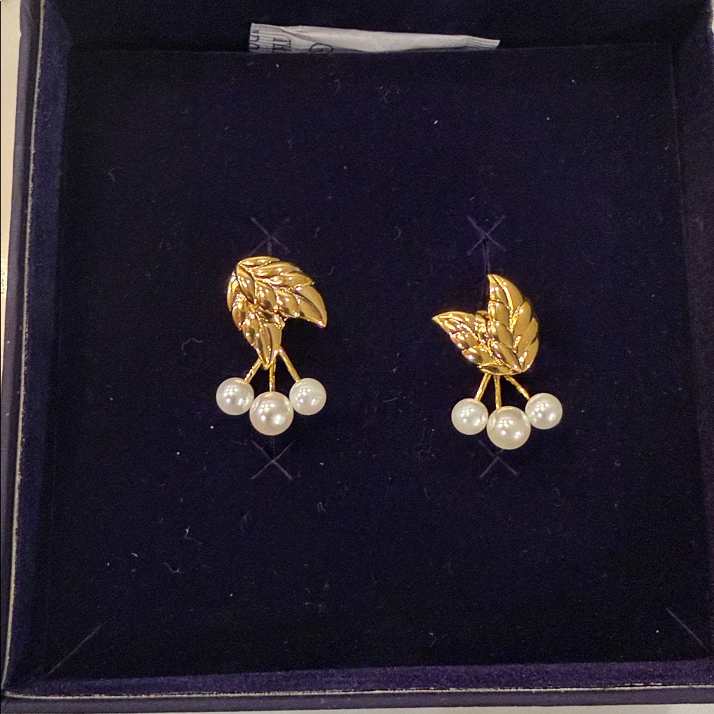 Elizabeth Taylor Gold Leaf Pearl Earrings